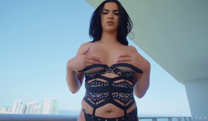 Candice Kane Takes It Deep in Her Ass
