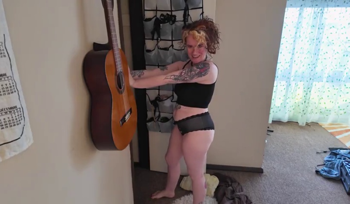 Trans Babe Gives Oral Sex