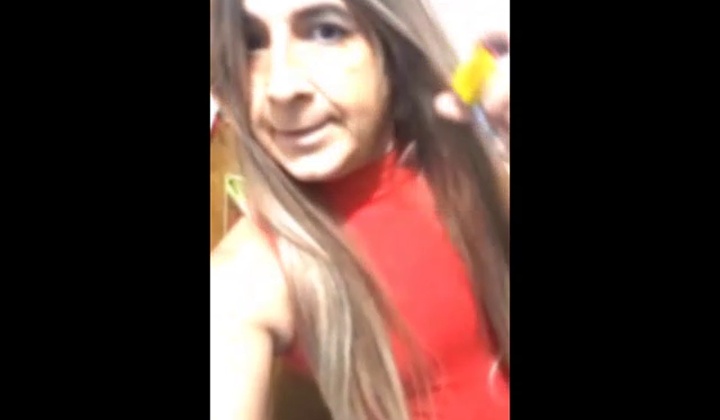 aprontando na escadaria do prédio  ?