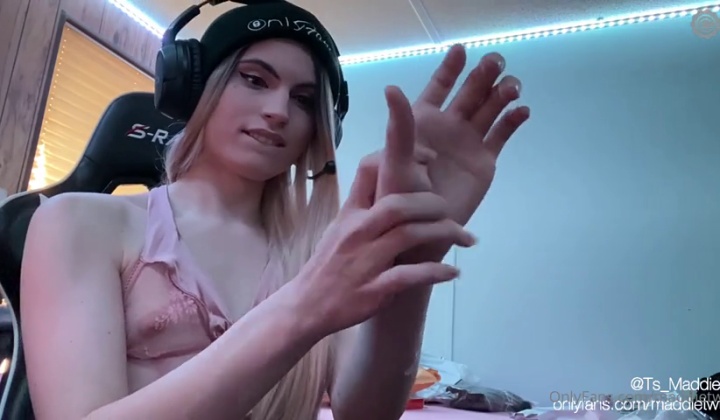 Trans Babe Gives Intense Blowjob